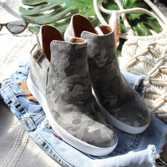 🆕️//Summer Essentials// Camo Wedge Sneaker - Picture 3 of 5